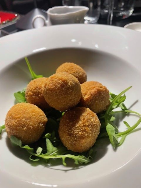 Mondeghili Voya, polpettine di bollito fritte servite al Voya Rooftop Milano