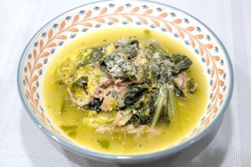 Minestra maritata napoletana: storia, ricetta e 3 varianti di un piatto simbolo di Natale (perfetto per recuperare gli avanzi) 9 Minestra maritata napoletana