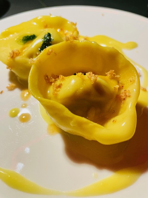 Ravioli ai sapori di Milano del Voya Rooftop, ripieni di ossobuco e zafferano