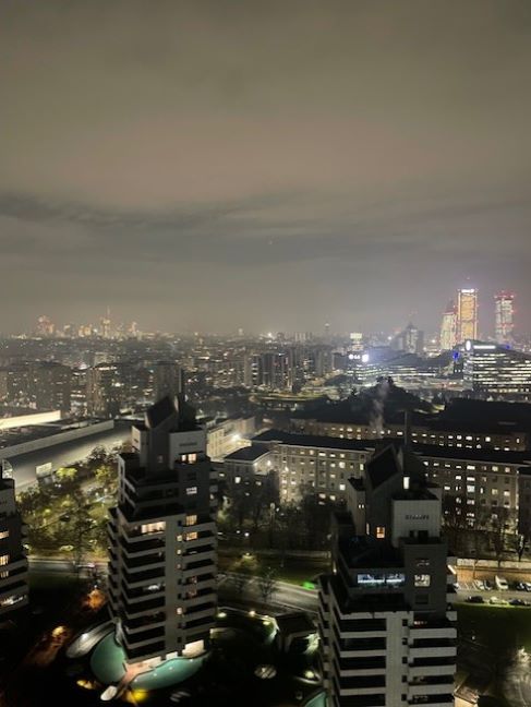 Vista panoramica dal Voya Rooftop Milano con skyline della città al tramonto