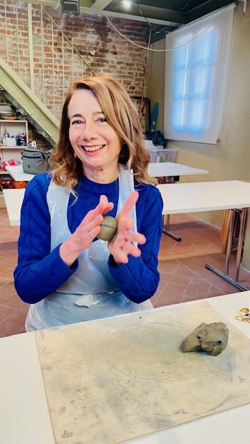 Monica Viani a Calcinara lavora la creta