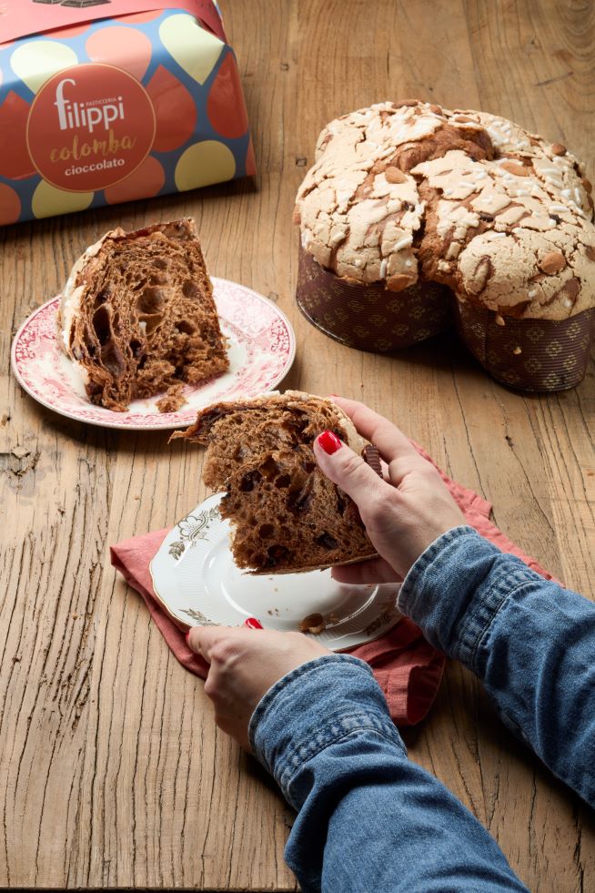Colomba pasquale artigianale di Pasticceria Filippi 2026: classica o cioccolato? 3 colomba cioccolato fondente con impasto scuro