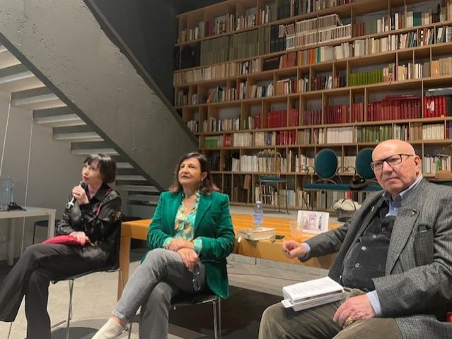 Letture femministe gentili per combattere gli stereotipi: "Le margherite sanno aspettare" 2 presentazione a milano ultimo libro Roberta Schira
