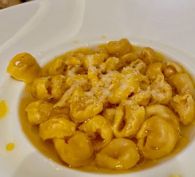Bologna, oltre i tortellini: 8 piatti della cucina tradizionale bolognese 7 tortellini in brodo di cappone