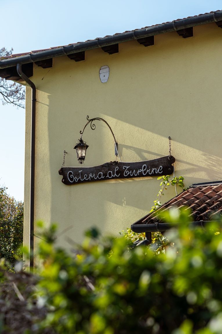 Ingresso del ristorante Al Turbine a Mogliano Veneto, osteria contemporanea guidata dallo chef Andrea Lombardini.