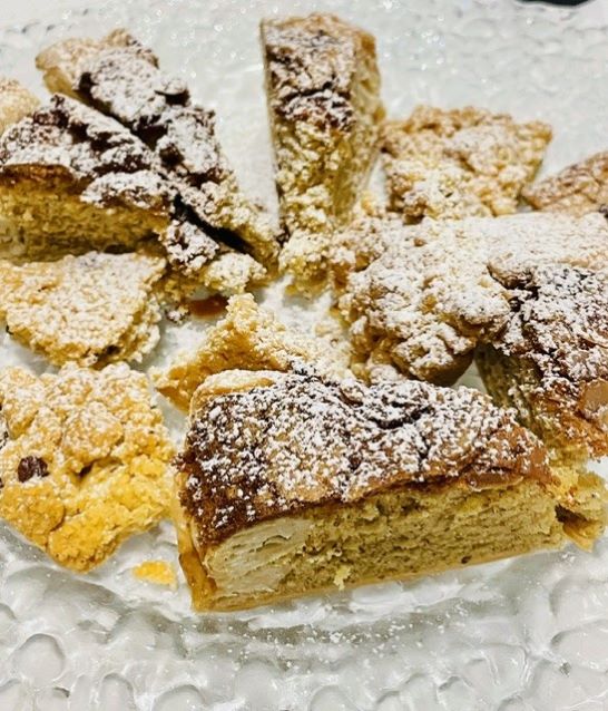 Sbrisolona di Perbellini e altri dolci della tradizione veneta serviti con Duello Veneto Bianco Passito IGT Giannitessari durante una cena gourmet in Lessinia.