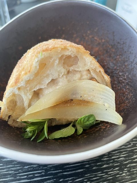 Bao di pizza con cinghiale alla brace e salicornia servito durante Tra Spicchi e Stelle da Spluga Pizzeria Contemporanea a Sorico.