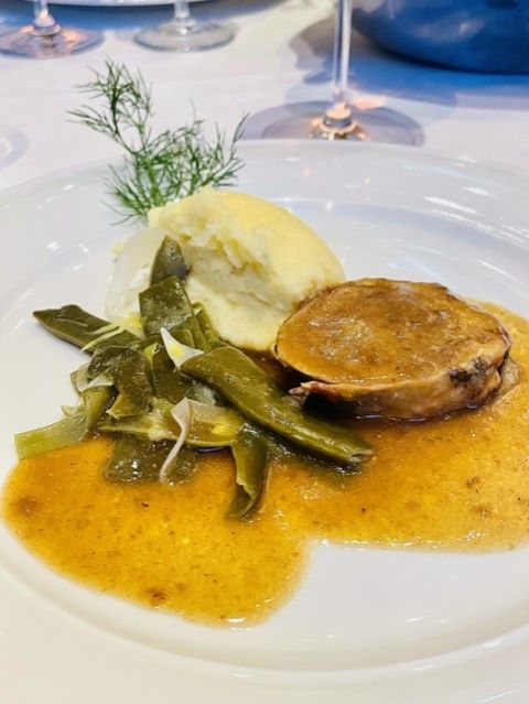 Faraona arrosto con Tai Rosso Colli Berici DOC Giannitessari durante una cena gourmet all’Hosteria del Durello in Lessinia.