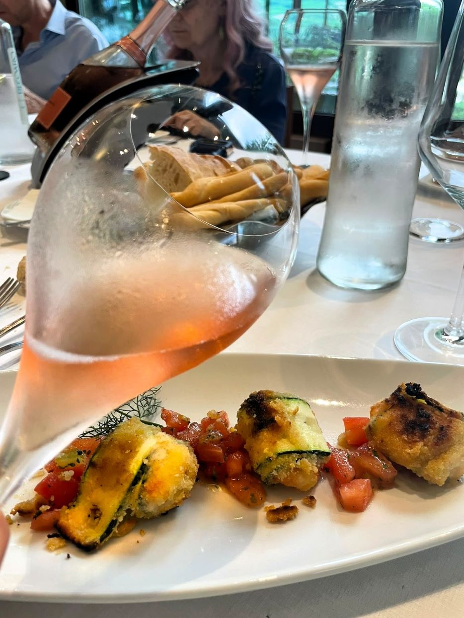 Code di gambero avvolte nelle zucchine cotte sulle braci su letto di pomodorini e Rosé Metodo Classico giannitessari