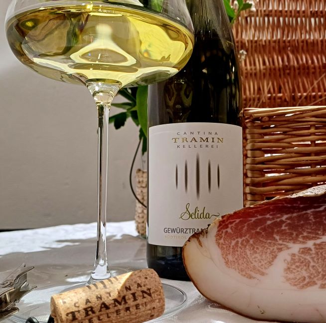 Gewürztraminer e speck: abbinamento tipico dell'Alto Adige e territorio 1 Selida Gewürztraminer Alto Adige DOC 2025: identità e territorio