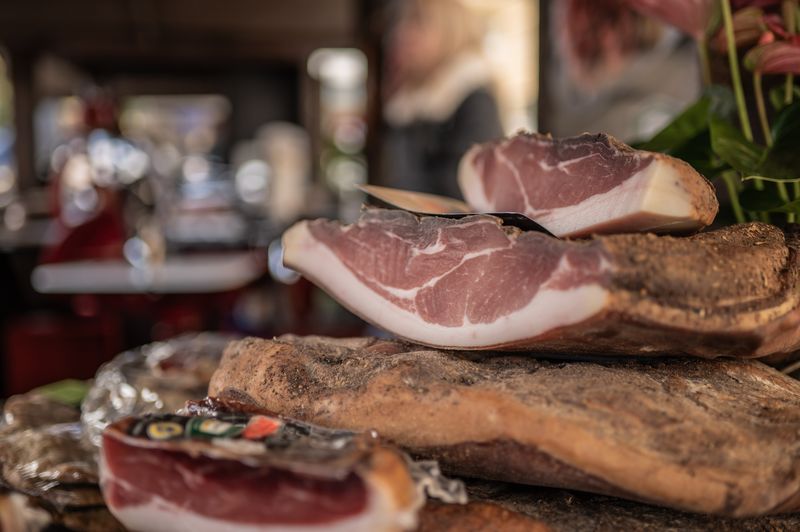 Gewürztraminer e speck: abbinamento tipico dell'Alto Adige e territorio 2 Lo speck dell'Alto Adige: equilibrio tra fumo, sale e stagionatura