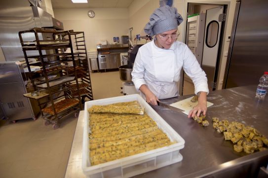 Filiera alimentare sociale nel Sud Milano: il modello de L'Impronta che unisce cibo, lavoro e inclusione 5 BUM il laboratorio di panificazione e pasticceria