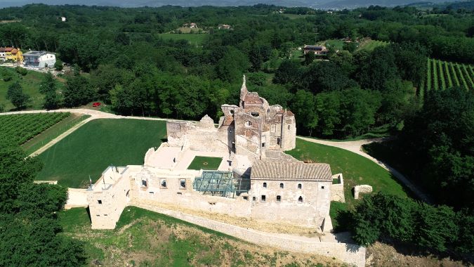 Abbazia e i vigneti di Montello in provincia di treviso