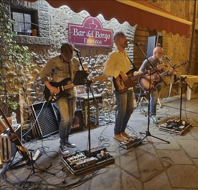 La storia del Bar del Borgo assume un significato ancora più importante di fronte alla desertificazione commerciale che attraversa borghi, città, e aree interne