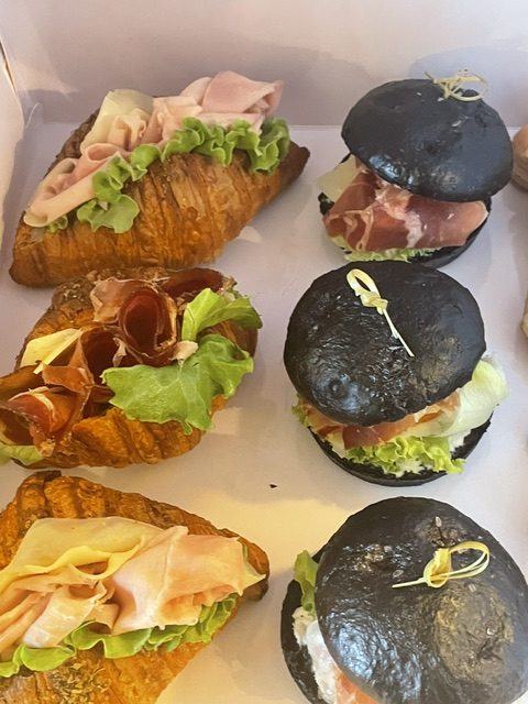 Pasticceria artigianale a Brescia: Dolce Angolo, dalla torta bresciana alla trutta realistica 3 panini dolce angolo di rezzato per picnic presso La Fiorita