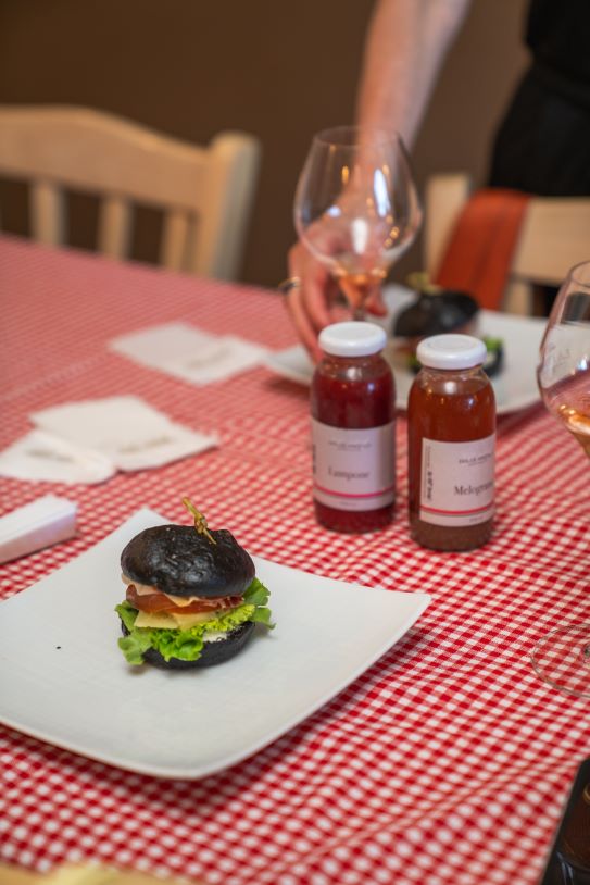 Il panino nero di Dolce Angolo non è al carbone ma al cioccolato