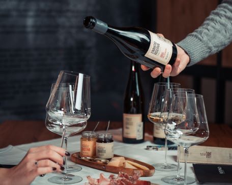 Ottobre tra le vigne: il viaggio che sa di vendemmia, memoria e tavola 5 i vini di roeno per scoprire la Valdadige