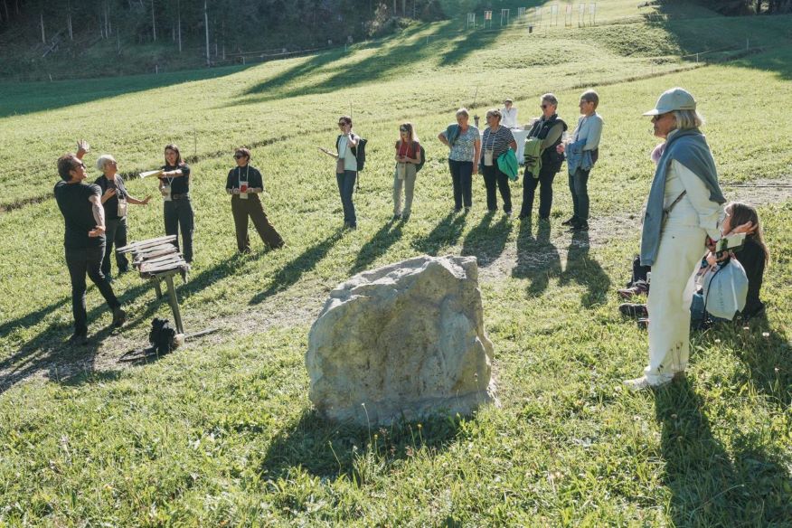 Stlopun, arte contemporanea in Val Badia tra cucina, vino e musica 7 Terminus l'opera di Stopun che richiama l'idea delle pietre utilizzate per delimitare i confini.