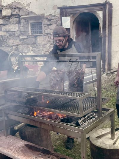 Stlopun, arte contemporanea in Val Badia tra cucina, vino e musica 8 Conclusione di Stoplun una tavolata comune e al fuoco
