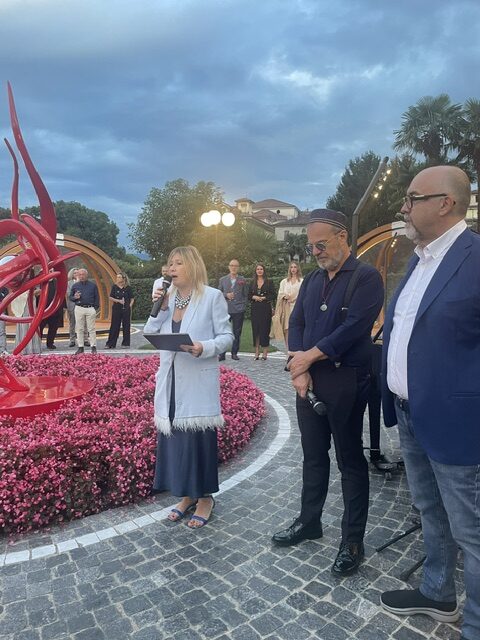 Gianfranco Meggiato al Boutique Hotel Stresa: arte, musica e il mistero dell'osservatore 4 Un momento della presentazione delklo sculore Meggiato e del musicista Fabrizio Grecchi