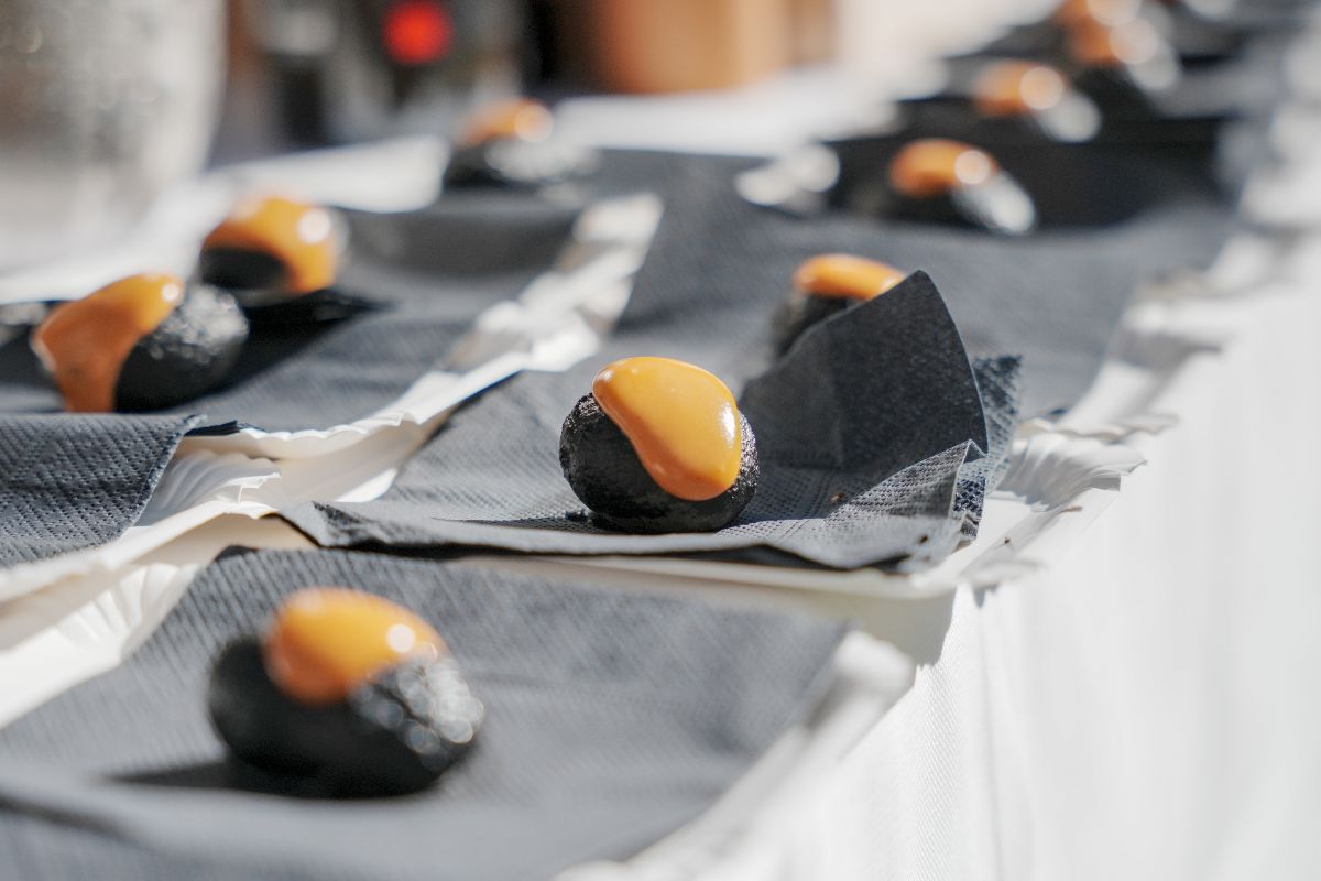 Stlopun, arte contemporanea in Val Badia tra cucina, vino e musica 6 patata novella della Val Pusteria. Viene servita in una crosta di carbone vegetale