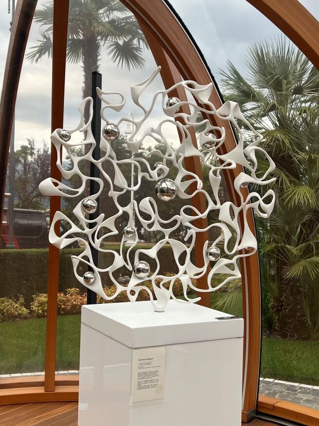 Gianfranco Meggiato al Boutique Hotel Stresa: arte, musica e il mistero dell'osservatore 3 Nei lavori di eggiato il vuoto non è ecessariamente un'assenza.