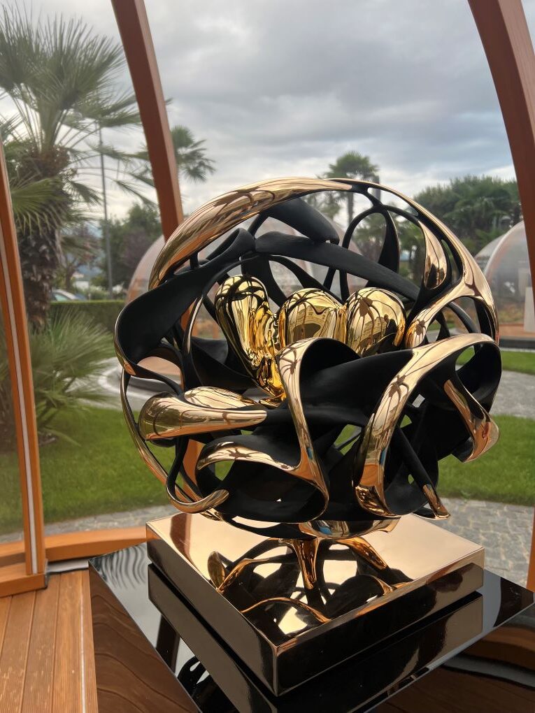 Gianfranco Meggiato al Boutique Hotel Stresa: arte, musica e il mistero dell'osservatore 2 Scultura Gianfranco Meggiato presso Art in Concert Stresa