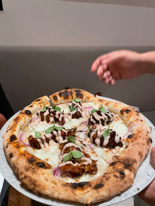 Pizza gourmet a Vicenza: Acqua&Farina tra cultura e ricerca 7 Costine, aglio nero e menta: la carne scopre la freschezza