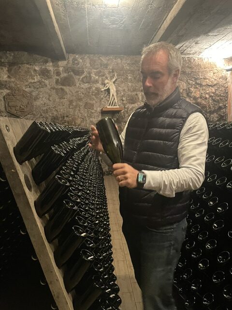 Storia della famiglia Pisoni: dal Trentino austro-ungarico alle bollicine di montagna 4 Elio Pisoni in cantina