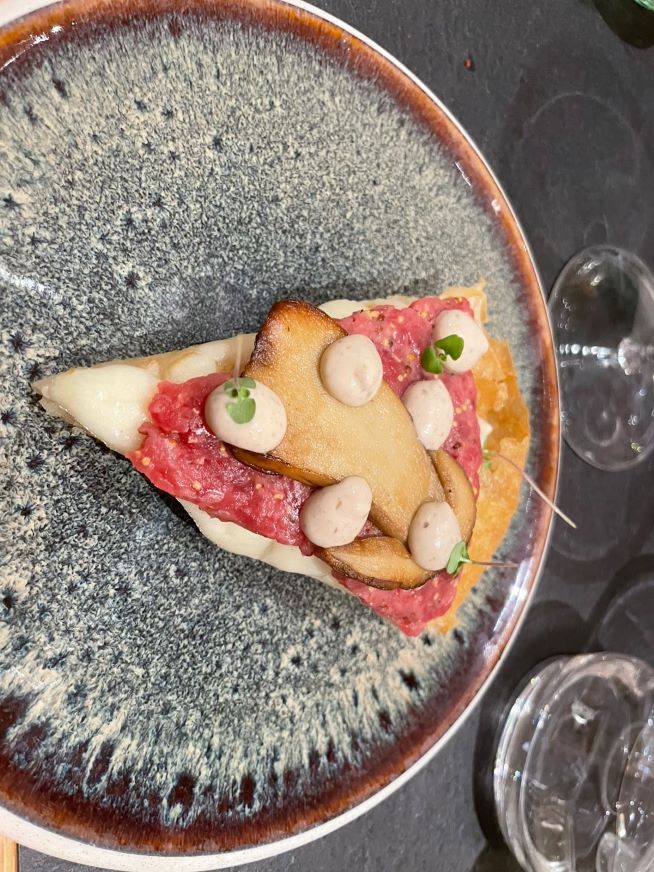 Pizza gourmet a Vicenza: Acqua&Farina tra cultura e ricerca 6 Porcini, tartare e maionese ai porcini: la piza fritta ripassata in forno