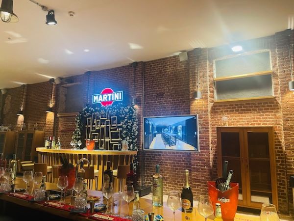 Dallo stabilimento al bicchiere: Martini e la cultura dell'aperitivo