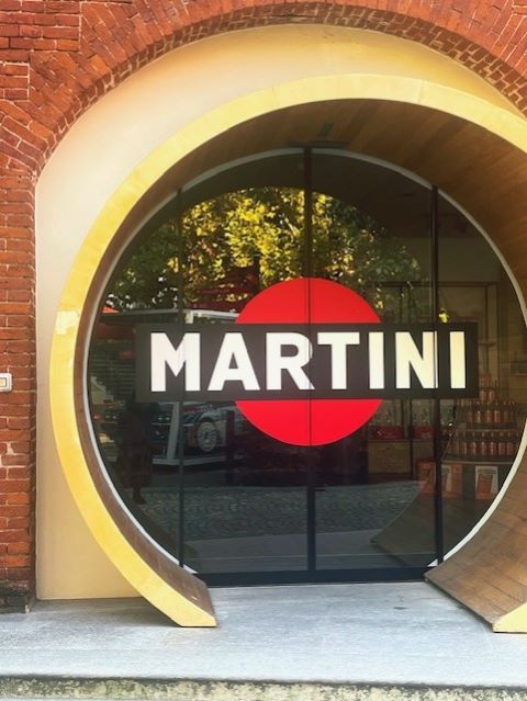 lo stabilimento Martini, legato a un marchio che ha portato il Vermouth e la cultura dell'aperitivo italiano sui mercati internazionali.